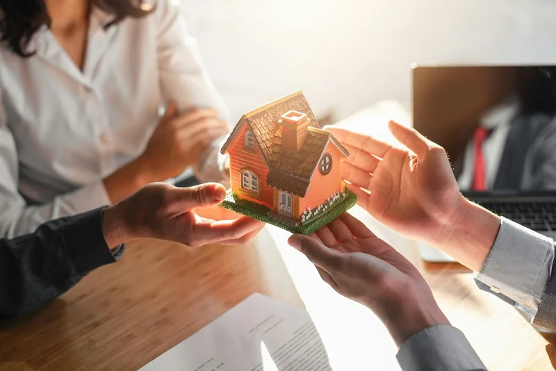 آیا دادگاه بدون رضایت همه وراث ملک را میفروشد؟