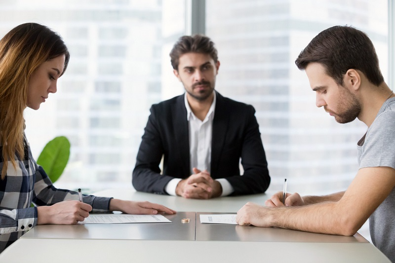 آیا عدم تمکین زن باعث قطع نفقه میشود؟